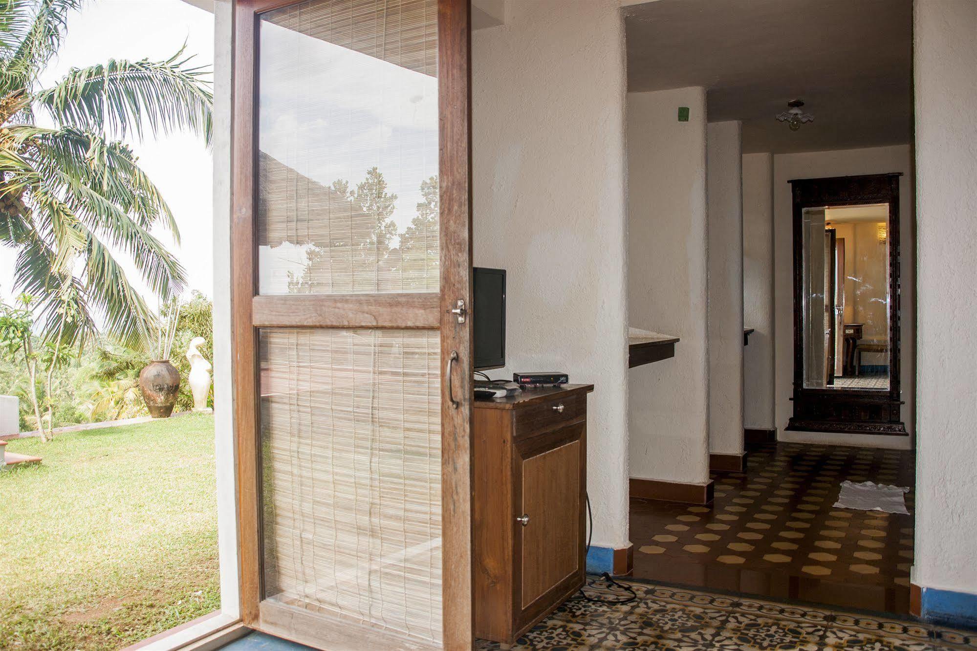 Over The Hill Poovar Exterior foto